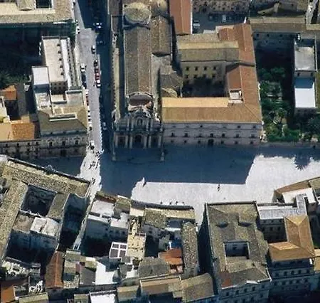 Domus 1333 Al Duomo Siraküza